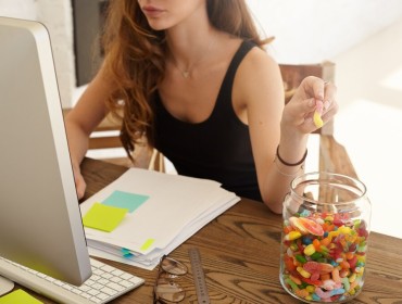 Régimes et gestion des envies : stratégies pour éviter les fringales et les compulsions alimentaires