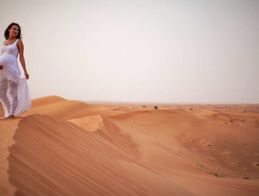 Photo d'une femme enceinte dans un désert