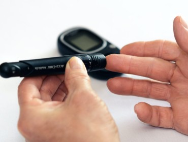Personne diabétique mesurant sa glycémie