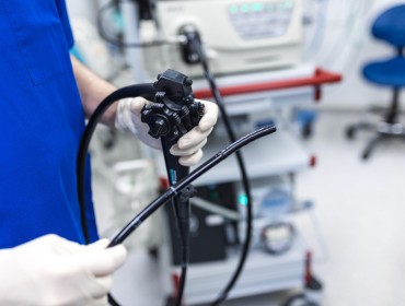 Un médecin tenant un endoscope avant endoscope avant une intervention médical