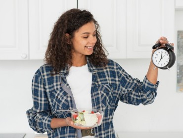 Femme, horloge et salade