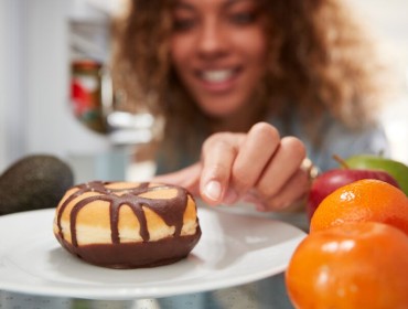 Une femme qui veux manger un donut