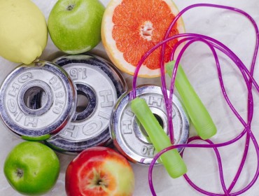 fruits alter et corde a sauter pose sur une table