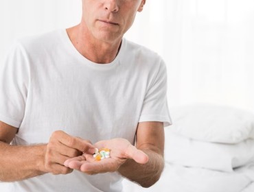 homme avec une plaquette de médicaments