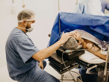 Patient sous hypnose au bloc opératoire