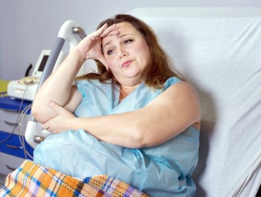 Une femme sur un lit d'hôpital en train reflechir