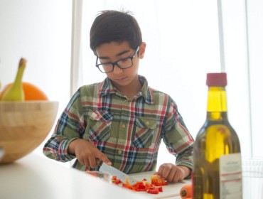 Jeune garçon qui prépare à manger