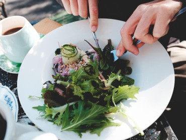 Personne qui mange de la salade