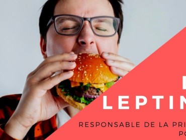 Un homme qui mange un hamburger