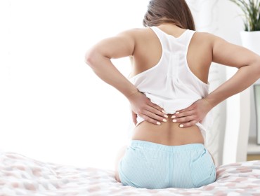 Jeune femme assise souffrant d'un lumbago