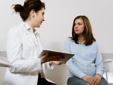 Jeune femme en consultation avec son médecin