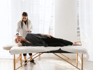 Séance de massage chinois tui na sur un patient