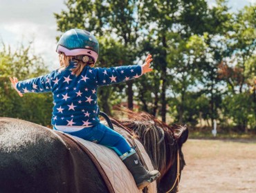 Un enfant en équilibre sur un cheval