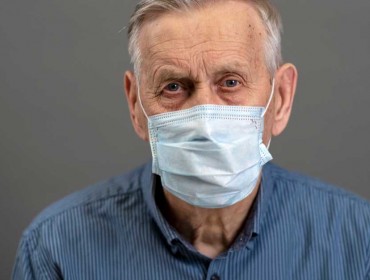 Photo d'un homme âgé avec un masque anti-coronavirus 