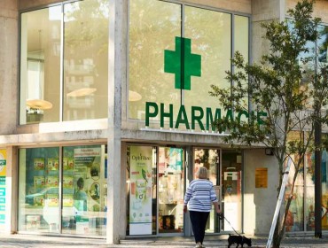 Vue extérieure d'une pharmacie à Strasbourg