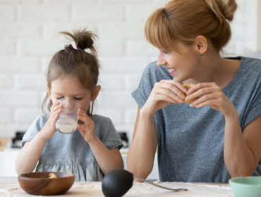 Une mère et sa fille au petit-déjeuner