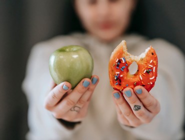 Personne qui tient des aliments dans les mains