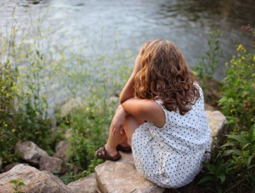 Jeune femme stressée au bord de l'eau