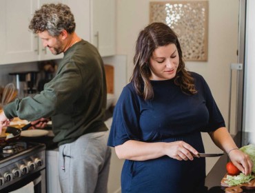 Couple préparant un repas dététique pour maigrir