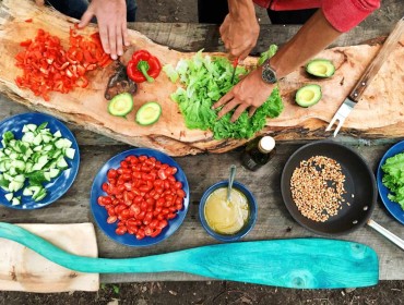 Personne coupant des légumes en tranches