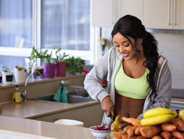 Jeune femme cuisinant un repas équilibré 