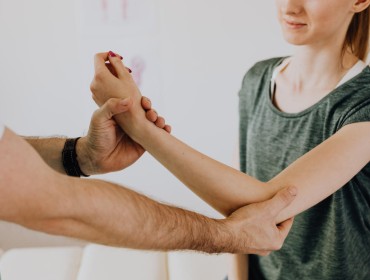 Jeune femme en consultation (séance) d'ostéopathie