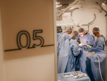 Surgeons in the operating room for sleeve