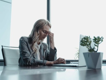 Jeune femme stressée au travail