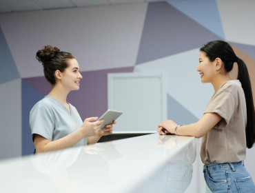 Patiente à l'accueil d'un hôpital