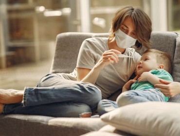 Une mère qui soigne son enfant