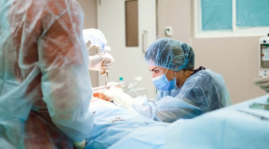 Chirurgien opérant un patient malade
