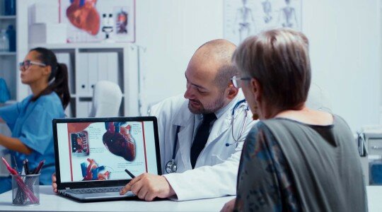 Patiente en consultation de cardiologie