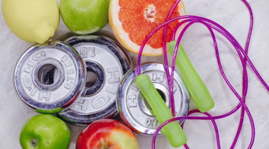 fruits alter et corde a sauter pose sur une table